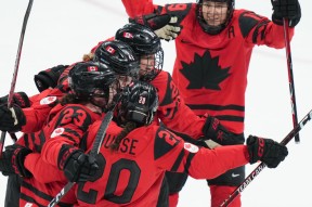 爱游戏体育-包含蒂姆关键节点惊险取胜，加拿大队带队取胜！的词条