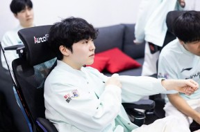 爱游戏体育-Rookie回归赛场，比分优势明显首场状态亮眼，G2观众沸腾！的简单介绍